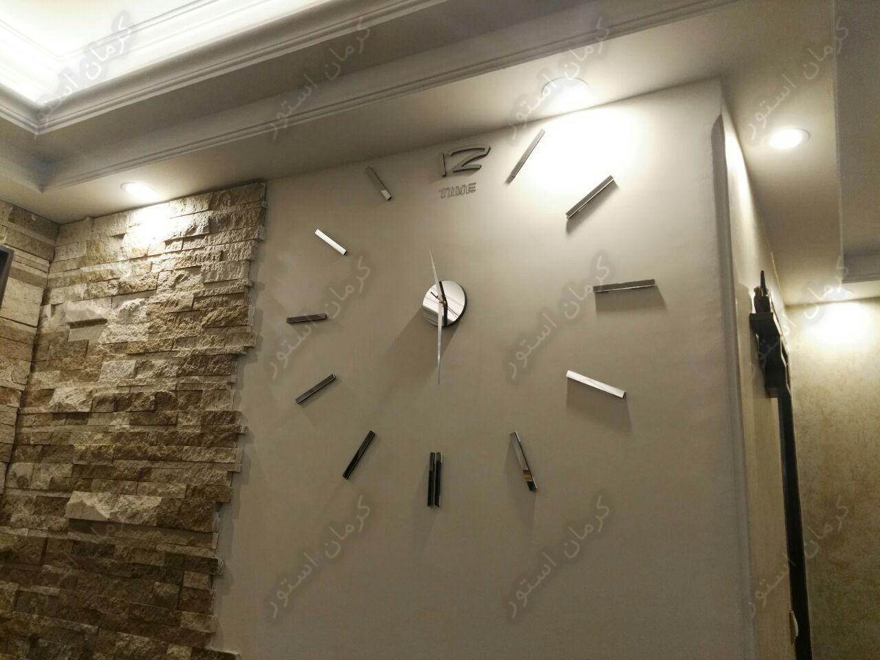 نمونه نصب شده ساعت دیواری فانتزی طرح تایم نقره ای